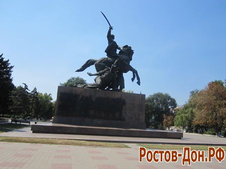 Памятник Первконникам на площади Советов