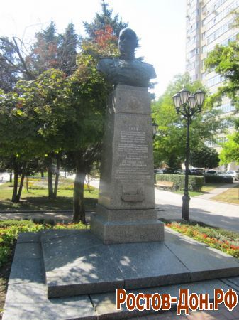 Памятник Лелюшенко
