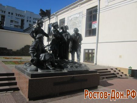 Памятник основателю Дмитрию Ростовскому